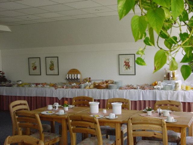 Neustaedter Hof Hotel Garni Нойштадт-ам-Рюбенберге Экстерьер фото